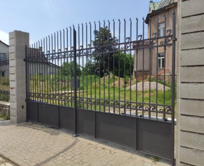 Kovaná brána s historickým oplocením